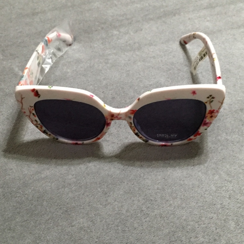Last One! Torrid WHITE FLORAL CAT EYE SUNGLASSES - Picture 8 of 9